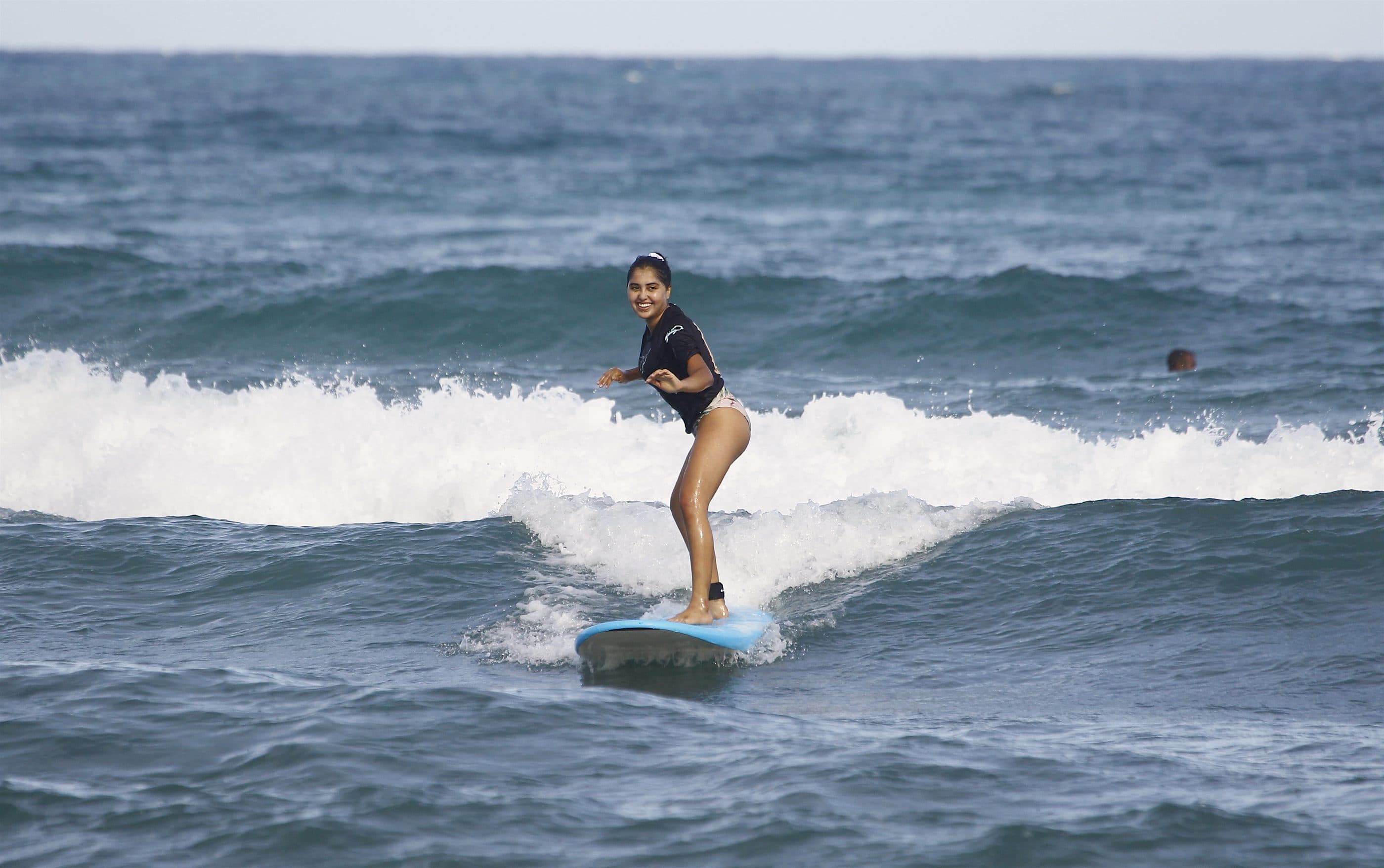 Surfeuse autonome sur une vague du Helleux